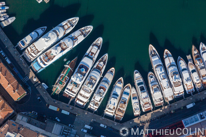 Village de Saint Tropez, le port, yacht de luxe  (vue aérienne)