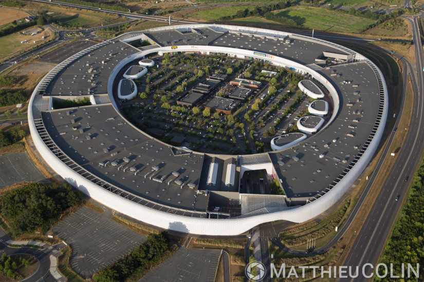 centre commercial en forme d'ellipse sur la rocade ouest d'Angers sur la commune de Beaucouzé, architectes Antonio Virga et Vincent Parreira  (vue aérienne)