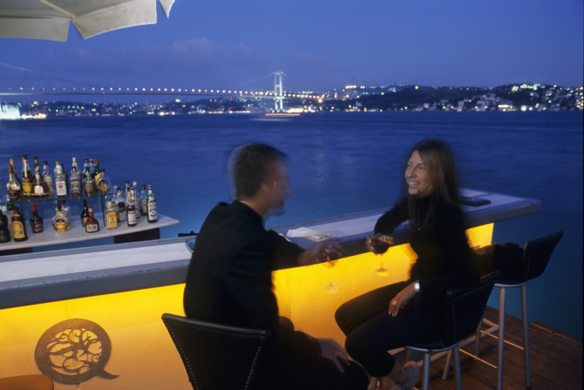 TURQUIE - Capitale européenne de la Culture en 2010 Week-end à Istanbul : c'est Byzance. Dès le printemps et jusqu'à la fin de l'automne, le paysage nocturne d'Istanbul prend des airs d'été. Bars, restaurants et discothèques s'installent en plein air pour profiter des belles nuits étoilées. (90 photos)  voir le reportage HD  sur Divergence-Images