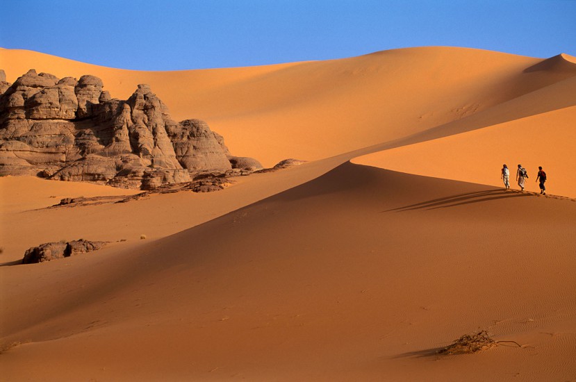SAHARA ALGERIEN - Désert de roches et de sable - Les Touaregs du Tassili n'Ajjers. Le sud du désert algérien est désormais accessible en 3 heures d’avion. En un coup d’aile, vous voilà aux abords d’une des plus belles oasis saharienne, prêt à découvrir le désert des déserts. (180 photos) Voir le reportage sur Divergence-Images