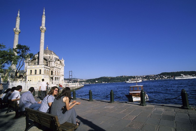 TURQUIE - Week-end à Istanbul : c'est Byzance. Dès le printemps et jusqu'à la fin de l'automne, le paysage nocturne d'Istanbul prend des airs d'été. Bars, restaurants et discothèques s'installent en plein air pour profiter des belles nuits étoilées. (90 photos) Voir le reportage sur Divergence-Images