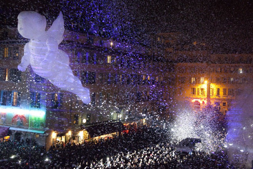 La soirée du 12 janvier 2013 a marqué le lancement des festivités de l'année culturelle européenne de la cité phocéenne. Mise en lumière de la ville, anges à plume, parade des machines et grande clameur pour cette soirée sous le signe de la fête.Voir le reportage sur Divergence-Images