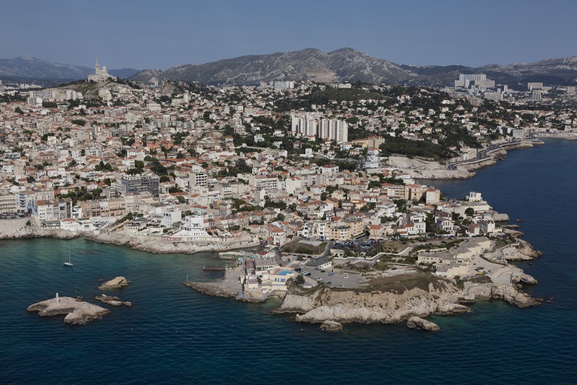 FRANCE - Provence - Vues aériennes de Marseille. Survol en hélicoptère du Vieux Port, la tour CMA-CGM, la Corniche, le Roucas Blanc, les plages du Prado et de la Pointe Rouge, l'archipel du Frioul et l'Estaque. Voir le reportage sur Divergence-Images
