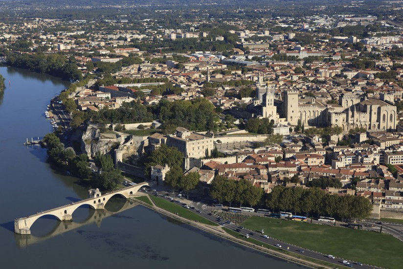 FRANCE - Provence - Vaucluse - Le Grand Avignon. Vues aériennes de l'agglomération d'Avignon. Le centre historique, le Rhône et la Durance, la gare TGV, l'autoroute A7 et la Leo, les zones d'activité commerciale, zone industrielle, Le Pontet, Vedène, l'aéroport régional d'Avignon-Caumont (157 photos). Voir le reportage sur Divergence-Images