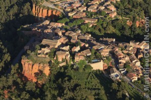 France, Vaucluse (84), parc naturel régional du Luberon, Roussillon, labellisé Les Plus Beaux Villages de France (vue aérienne)