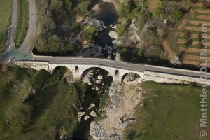France, Vaucluse (84), Parc Naturel Régional du Luberon, Bonnieux, pont Julien sur la rivière Cavalon (vue aérienne)