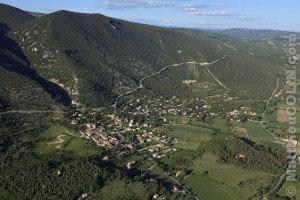 France, Vaucluse (84), parc naturel régional du Lubéron, Rustrel et son chateau (vue aérienne)