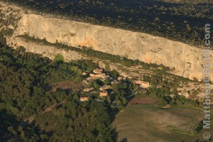 France, Vaucluse (84), parc naturel régional du Lubéron, falaise de la Madeleine, village de Lioux (vue aérienne) // France, Vaucluse (84), the Luberon regional park, cliff de la Madeleine, Lioux village (aerial view)