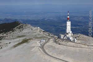 France, Vaulcuse (84),  Bédoin, sommet du Mont Ventoux l'été, D974, tour de l'observatoire, observatoire météorologique et émetteur de television, point culminant du Mont Ventoux à 1911 mètres (vue aérienne)