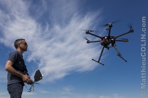France, Bouches-du-Rhône (13), pilote professionnel de drone ou télépilote à l'entrainement avec un drone hexacopter DJI S900 homologué pouvant embarquer du matériel photo ou vidéo  (Modele Release  ok)