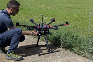 France, Bouches-du-Rhône (13), pilote professionnel de drone ou télépilote à l'entrainement avec un drone hexacopter DJI S900 homologué pouvant embarquer du matériel photo ou vidéo  (Modele Release  ok)