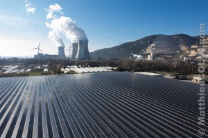 France, Ardèche (07), Curas, centrale solaire photovoltaïque Cap Vert Energie sur des serres agricoles au pied de la centrale nucléaire de Cruas-Meysse et ses deux éoliennes (vue aérienne)