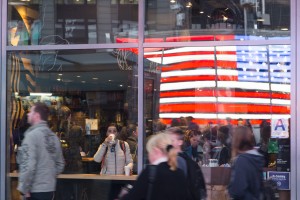 Etats-Unis, New York, Manhattan, Times Square et le drapeau américain ou american flag