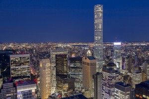 Etats-Unis, New York, Manhattan, vue des gratte-ciels de nuit depuis le sommet de la tour du Rockefeller Center, Top of the Rock, vue sur la tour 432 Park Avenue, gratte-ciel résidentiel du CIM Group, 420 mètres de haut