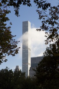 Etats-Unis, New York, Manhattan,  Midtown Manhattan, 432 Park Avenue, gratte-ciel résidentiel du CIM Group, 420 mètres de haut pour 127 appartements, dans les nuages depuis Central Park
