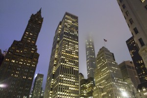 Etats-Unis, New York, Manhattan,  Midtown Manhattan, 432 Park Avenue, gratte-ciel résidentiel du CIM Group, 420 mètres de haut pour 127 appartements, dans la brume de nuit