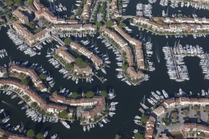 France, Var (83), golfe de Saint-Tropez, marina de la cité lacustre de Port Grimaud (vue aérienne)