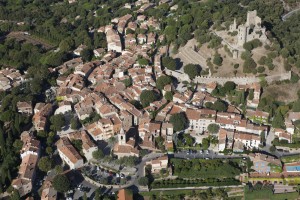 France, Var (83), golfe de Saint-Tropez, village de Grimaud, château (vue aérienne)