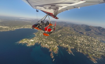 France, Var (83), Littoral, massif de l'Esterel, vol en ULM pendulaire Tarnag 912 Air Creation Bionix (vue aérienne)