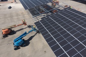 France, Bouches-du-Rhone (13), Miramas, STVA Sodemat, toit solaire ombrière Urbasolar sur le parking de 15000 véhicule, centrale solaire (vue aérienne)