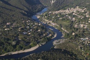 France, Gard (30), village de Collias et les gorges du Gardon (vue aérienne)