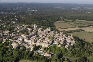 France, Gard (30), village perché de Castillon-du-Gard (vue aérienne)