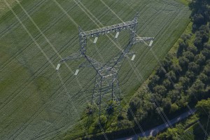 France, Gard (30), Uzès, pylône de ligne à très haute tension (vue aérienne)