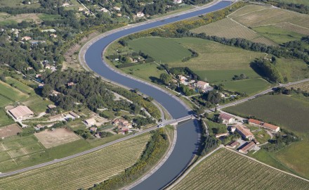 France, Bouches-du-Rhône (13), Le Puy-Sainte-Réparade, méandres du canal EDF (vue aérienne)