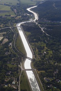 France, Bouches-du-Rhône (13), Meyrargues, canal EDF ou canal usinier de la Durance (vue aérienne)