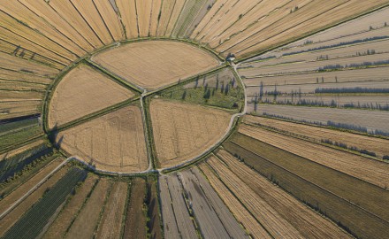France, Hérault (34), Montady, ancien étang asséché au moyen-âge en forme de soleil ou d'étoile (vue aérienne)