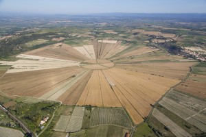 France, Hérault (34), Montady, ancien étang asséché au moyen-âge en forme de soleil ou d'étoile (vue aérienne)