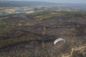 France, Vaucluse (84), Luberon, le feu de forêt du 24 juillet 2017 entre Mirabeau et la Bastidonne. L'incendie a ravagé 1300 ha, survol en parapente motorisé (vue aérienne)