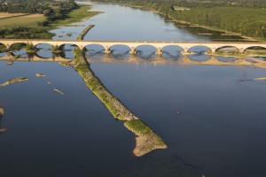 France, Maine-et-Loire (49), Chalonnes-sur-Loire, Val de Loire classé au Patrimoine mondial de l'Unesco, pont, île (vue aérienne)