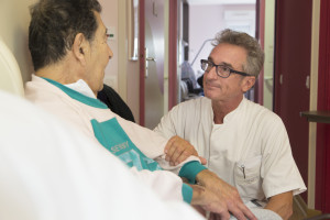 France, Bouches-du-Rhône (13), Marseille,  clinique Madeleine Remuzat, établissement de soins de suite et de réadaptation pour les patients âgés, médecin