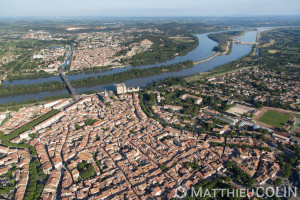 France, Bouches-du-Rhône (13), Tarascon, le Rhône et en arrrière plan Beaucaire (vue aérienne)
