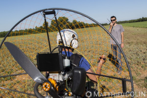 France, Alpes-de-Haute-Provence (04), parc naturel régional du Verdon, village de Sainte-Croix-du-Verdon, lac de Sainte-Croix, instructeur de parapente motorisé ou paramoteur (vue aérienne)