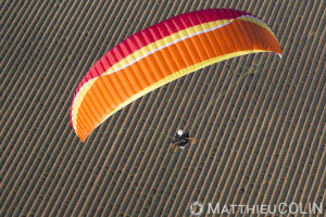 France, Alpes-de-Haute-Provence (04), parc naturel régional du Verdon, village de Sainte-Croix-du-Verdon, lac de Sainte-Croix, parapente motorisé ou paramoteur (vue aérienne)