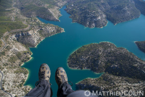 France, Alpes-de-Haute-Provence (04), Esparron-de-Verdon, Parc Naturel Regional du Verdon, lac d'Esparron, pilote de paramoteur ou Ulm (vue aerienne)