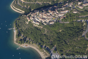 France, Alpes-de-Haute-Provence (04), parc naturel régional du Verdon, village de Sainte-Croix-du-Verdon, lac de Sainte-Croix (vue aérienne)