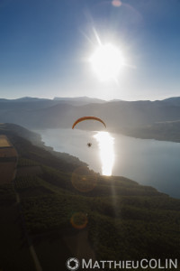 France, Alpes-de-Haute-Provence (04), parc naturel régional du Verdon, village de Sainte-Croix-du-Verdon, lac de Sainte-Croix, parapente motorisé ou paramoteur (vue aérienne)