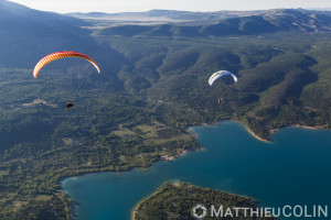 France, Var (83), parc naturel régional du Verdon, lac de Sainte Croix, les-Salles-sur Verdon, île de Coste Belle, parapente motorisé ou paramoteur (vue aérienne)