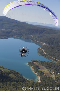 France, Alpes-de-Haute-Provence (04), parc naturel régional du Verdon, village de Sainte-Croix-du-Verdon, lac de Sainte-Croix, parapente motorisé ou paramoteur (vue aérienne)