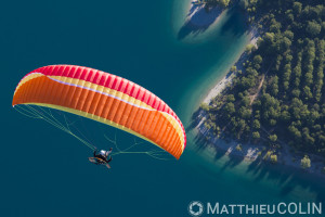 France, Alpes-de-Haute-Provence (04), parc naturel régional du Verdon, village de Sainte-Croix-du-Verdon, lac de Sainte-Croix, parapente motorisé ou paramoteur (vue aérienne)