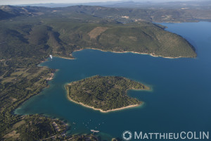 France, Var (83), parc naturel régional du Verdon, lac de Sainte Croix, les-Salles-sur Verdon, île de Coste Belle, parapente motorisé ou paramoteur (vue aérienne)