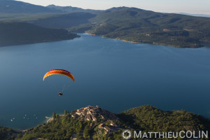 France, Alpes-de-Haute-Provence (04), parc naturel régional du Verdon, village de Sainte-Croix-du-Verdon, lac de Sainte-Croix, parapente motorisé ou paramoteur (vue aérienne)