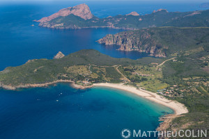 France. Corse du Sud (2A), commune  de Piana,  plage d'Arone, capo Rosso ou  Capu Rossu, site naturel classé au patrimoine mondial de l'Unesco (vue aérienne)