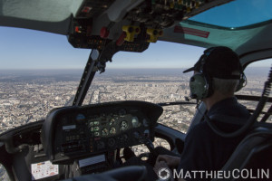 France, Paris (75), périphérique sud, piltoe d'helicoptère bi-turbines Ecureuil AS355 N d'Airbus Helicopters (vue aérienne)