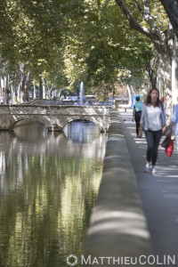 France, Gard (30), Nîmes, quai du canal et jardins de la Fontaine, pont