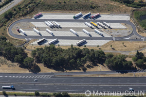 France, Gard (30), Marguerittes, air de service pour poids lours de l'autoroute A9 la Languedocienne (vue aérienne)