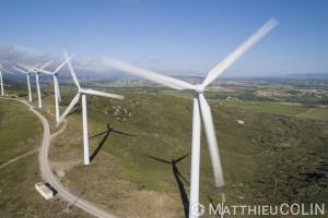 France, Aude (11), Névian, parc éolien de la Grande Garrigue de Névian, composé de 21 éoliennes, turbine gamesa eolica de 0,85MW pour une puissance totale de 17,55 MW, Compagnie du vent LCV, Engie Green, filiale d'Engie spécialisée dans les énergies renouvelables (vue aérienne)